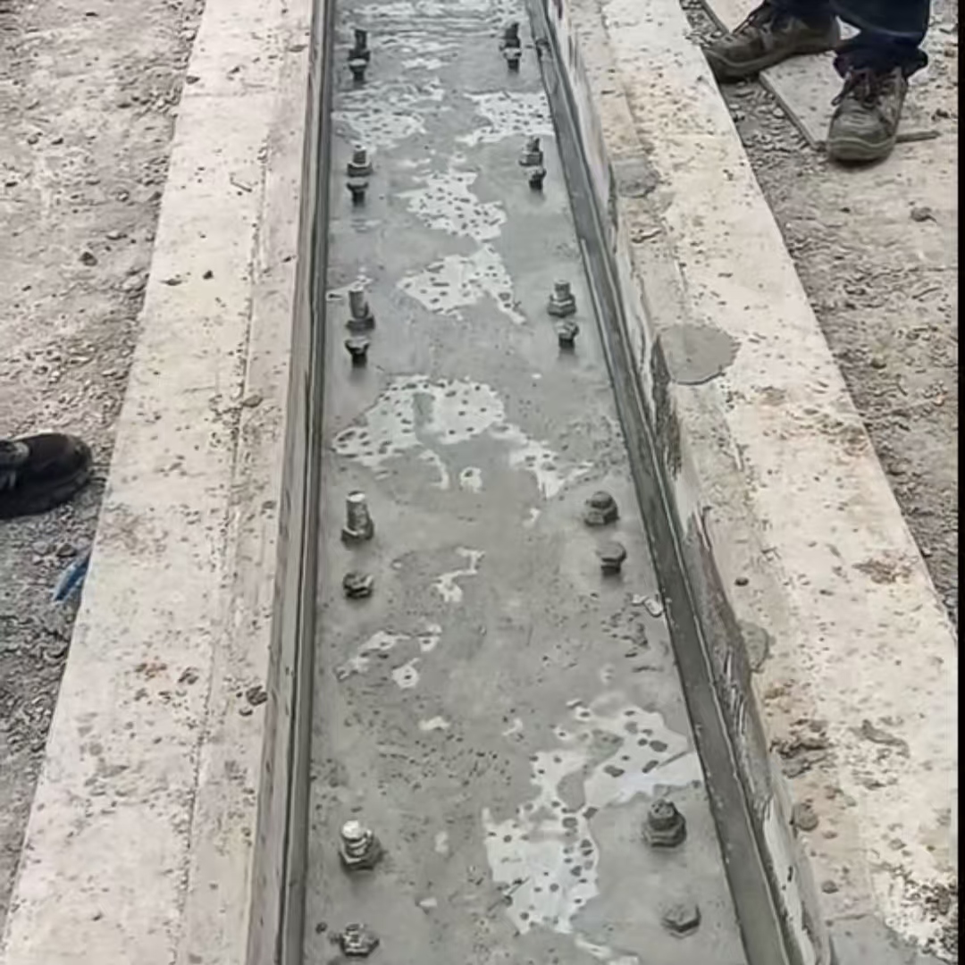 西双版纳港口码头起重机龙门吊重型机械设备稳固用早强快凝轨道胶泥